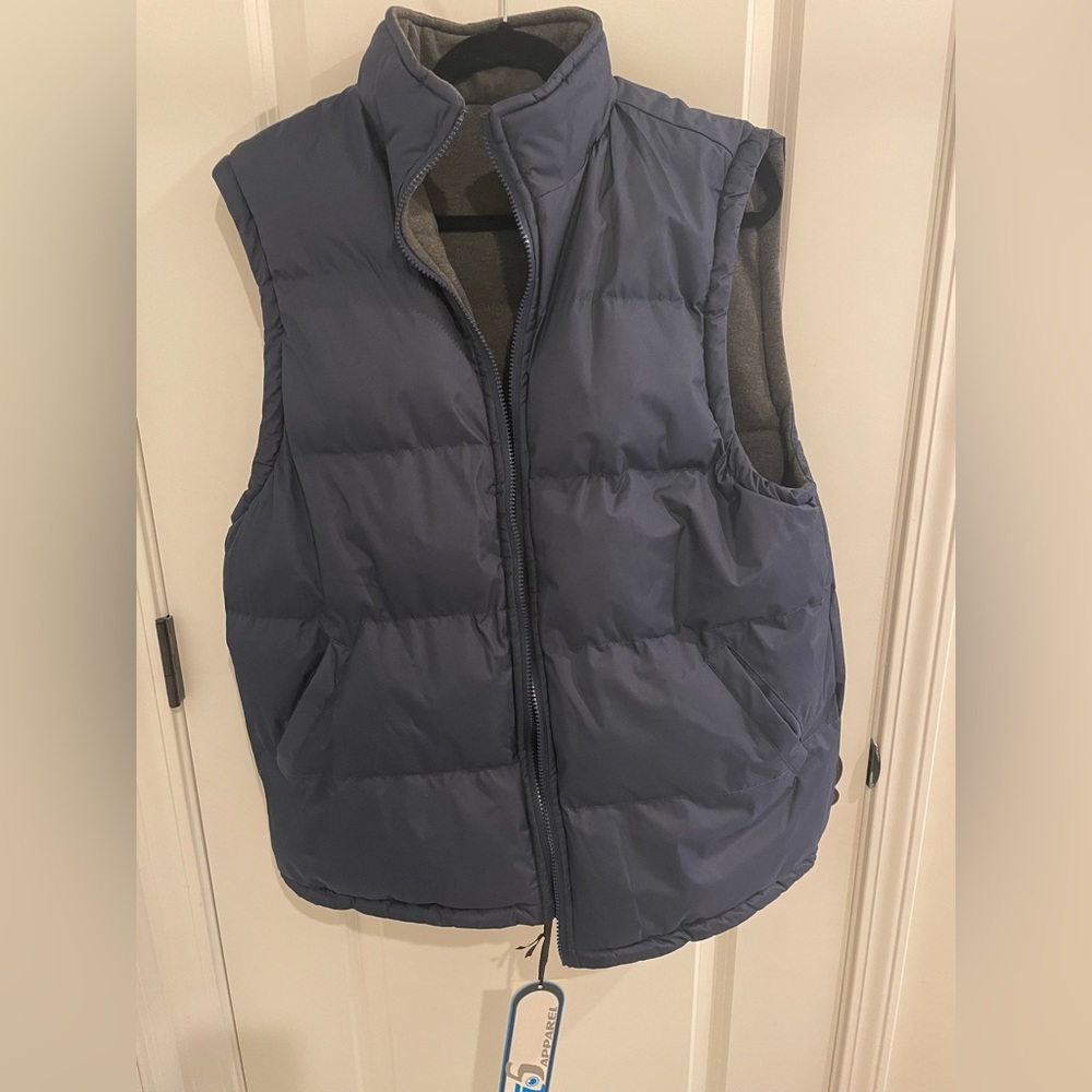 Mens NWT reversible navy/gray puffer vest. Size L